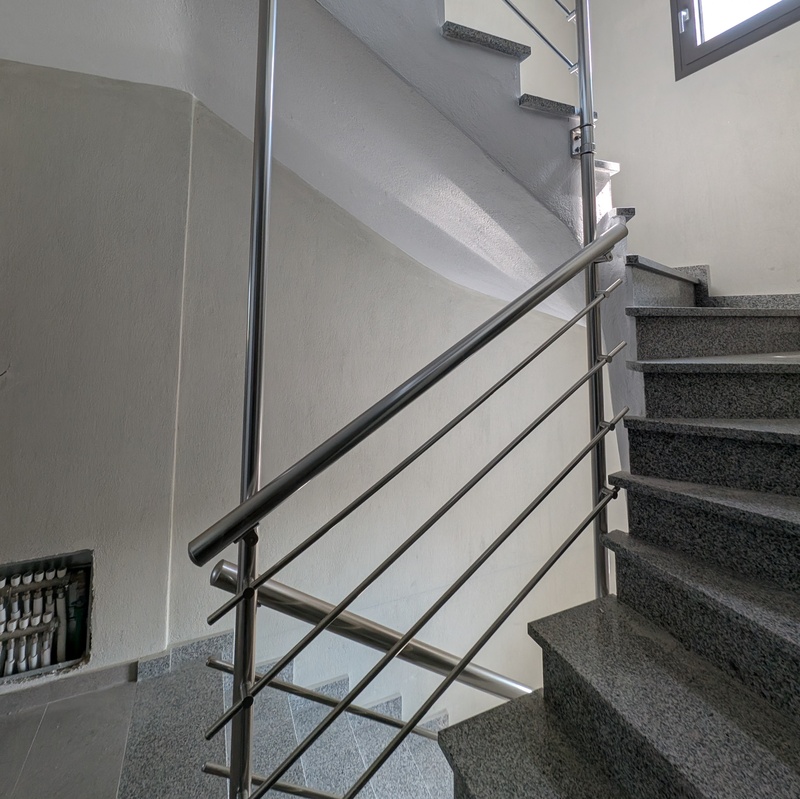 Κάγκελο τύπου INOX σε σκάλες 